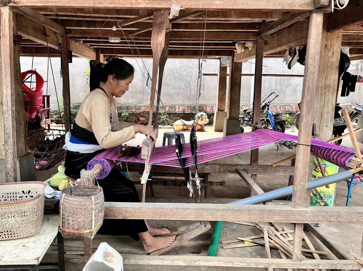 Người phụ nữ Thái cần mẫn bên khung cửi, gìn giữ nghề dệt thổ cẩm truyền thống tại xã Phù Yên (Sơn La).