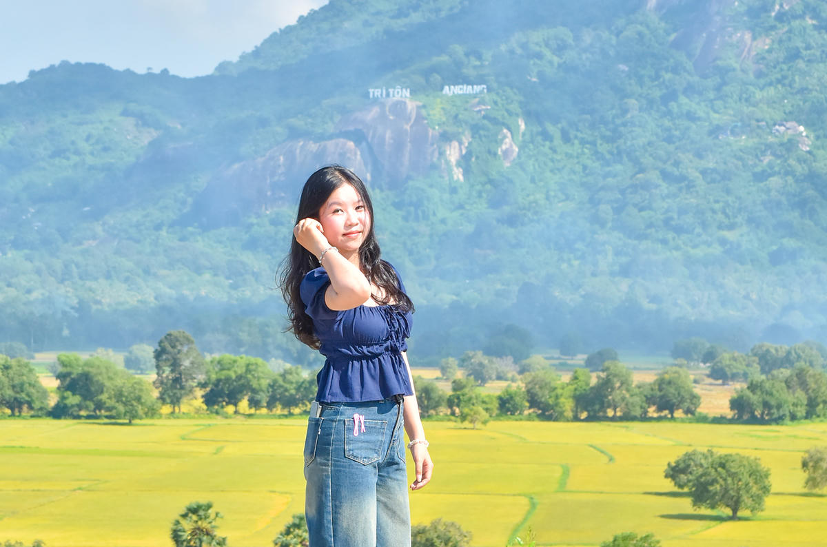 Thiếu nữ check-in bên núi Tri Tôn. Ảnh Nguyễn Minh.