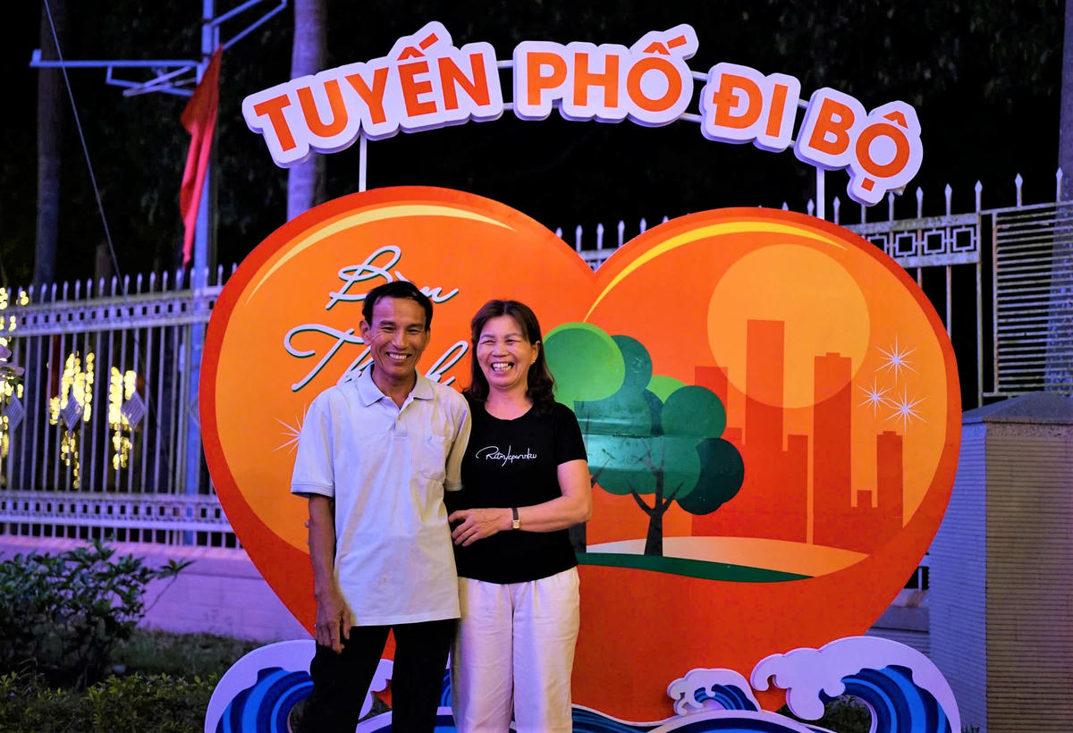 Nhiều người check in ở phố đi bộ phường Bàn Thạch. Ảnh: Tấn Thành.