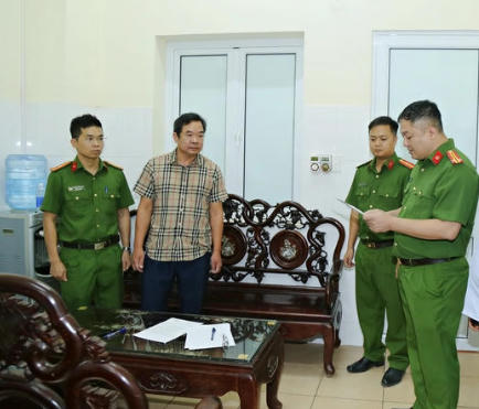 Cơ quan công an khám xét nơi làm việc ông Hoàng Văn Huấn, Phó Giám đốc Bệnh viện Phổi Hà Nội.