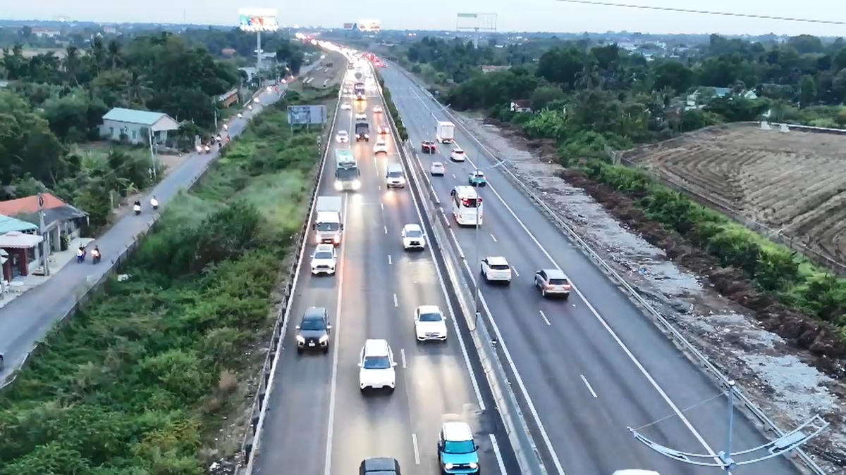Để giảm ùn tắc trên cao tốc TP Hồ Chí Minh – Trung Lương, CSGT trưng dụng làn khẩn cấp để lưu thông. Ảnh Trung Ngãi.&nbsp;