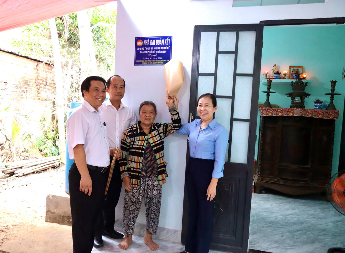 Trao nhà Đại đoàn kết cho hộ bà Võ Thị Chính. Ảnh:NN.