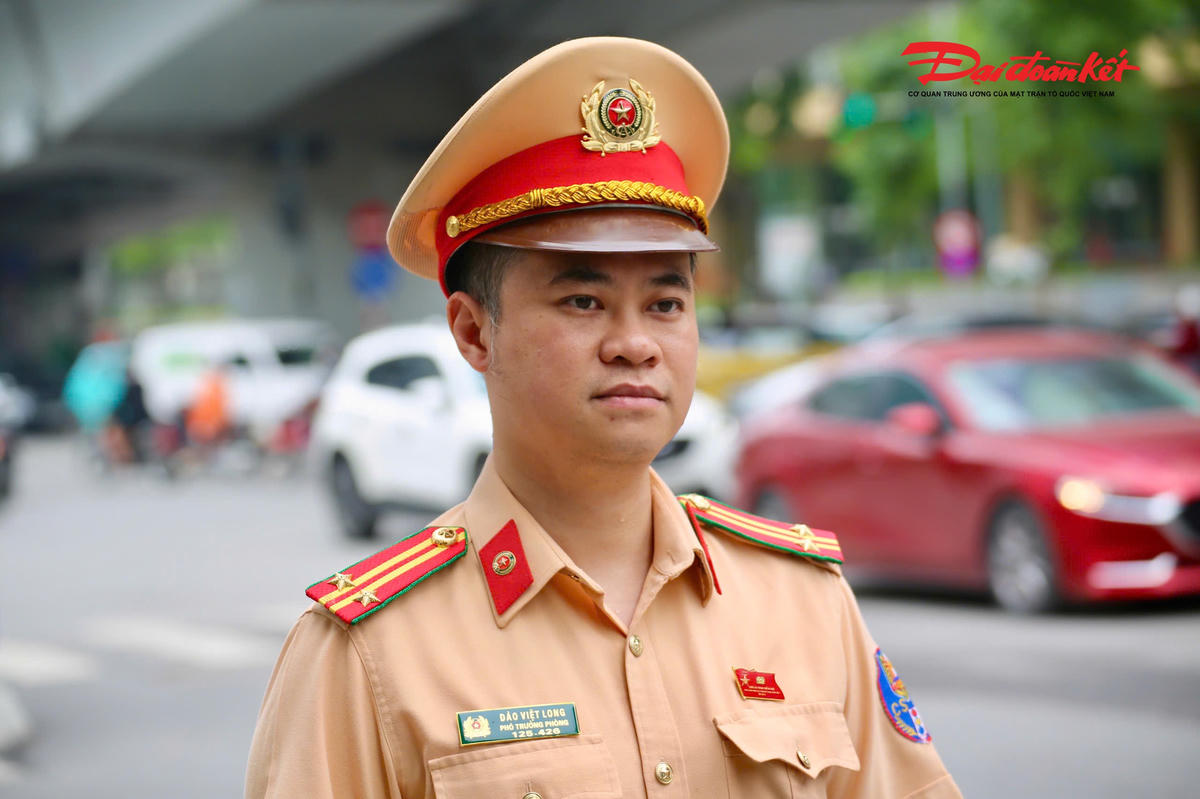 Trung tá Đào Việt Long, Phó Trưởng phòng CSGT Công an TP Hà Nội cho biết, thực hiện kế hoạch của Cục CSGT và Công an thành phố, đơn vị đã huy động 100% quân số làm nhiệm vụ, triển khai lực lượng tại 287 nút giao trên địa bàn, phối hợp với Công an cấp xã tập trung phân luồng, điều tiết giao thông, không để xảy ra ùn tắc kéo dài. Đồng thời, tăng cường tuần tra, kiểm soát, xử lý nghiêm các hành vi vi phạm như nồng độ cồn, tốc độ, chở quá số người, dừng đỗ sai quy định… với quyết tâm giữ vững trật tự an toàn giao thông phục vụ người dân trở lại Thủ đô sau kỳ nghỉ lễ.