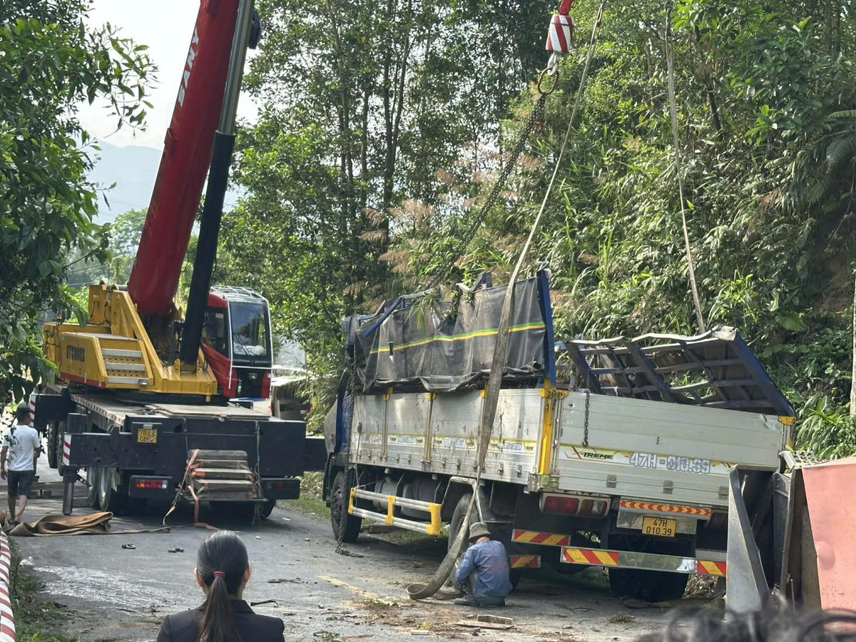 Hiện trường vụ tai nạn trên đèo Violak. Ảnh: CĐ.