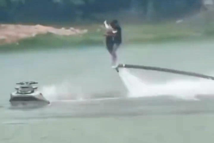Hình ảnh vận động viên và nữ du khách gặp sự cố khi đang biểu diễn&nbsp;flyboard. Ảnh: Cắt từ clip