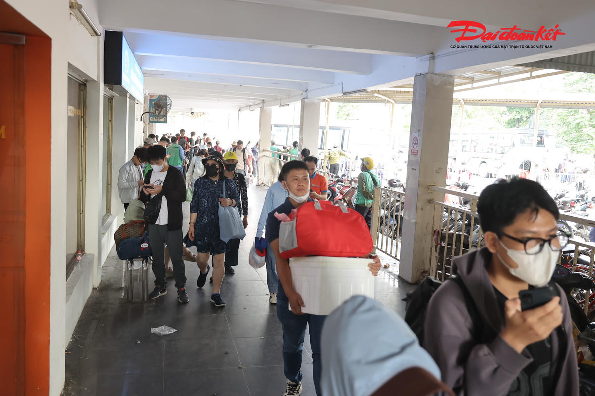 Anh Nguyễn Minh Đức (Hà Nam) chia sẻ, anh cùng gia đình bắt xe từ sớm để tránh cao điểm nhưng vẫn phải xếp hàng chờ.&nbsp;