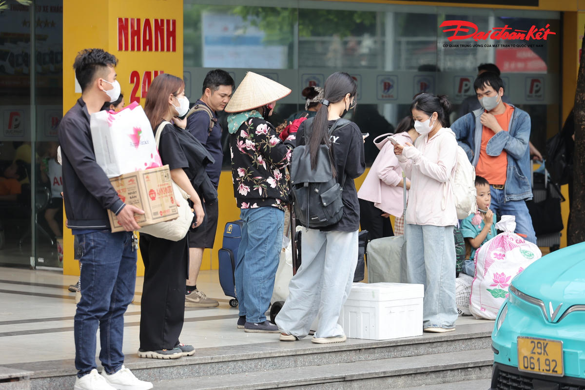 Anh Nguyễn Văn Sơn (Thanh Hóa) cho biết, do lượng người quay lại Hà Nội quá đông nên anh phải chờ gần 30 phút mới bắt được xe quay trở lại phòng trọ.