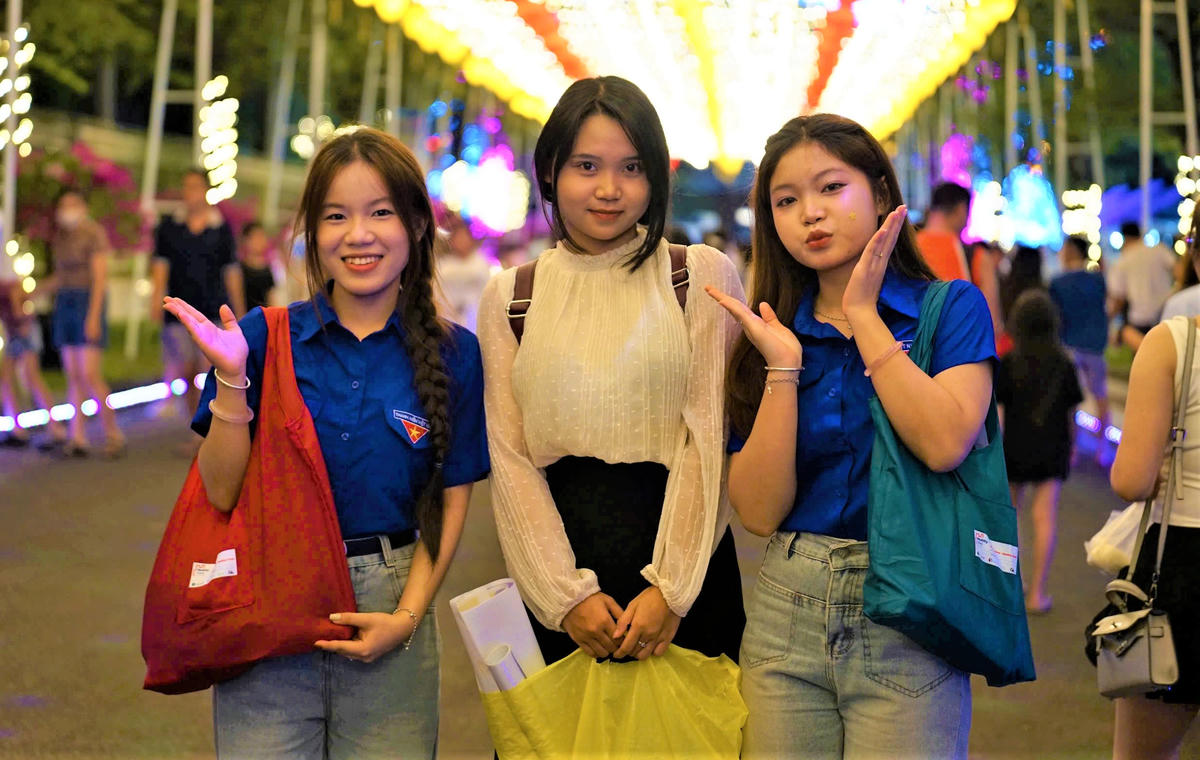Các cô gái chụp ảnh lưu niệm tại phố đi bộ phường Bàn Thạch. Ảnh: Chí Đại.