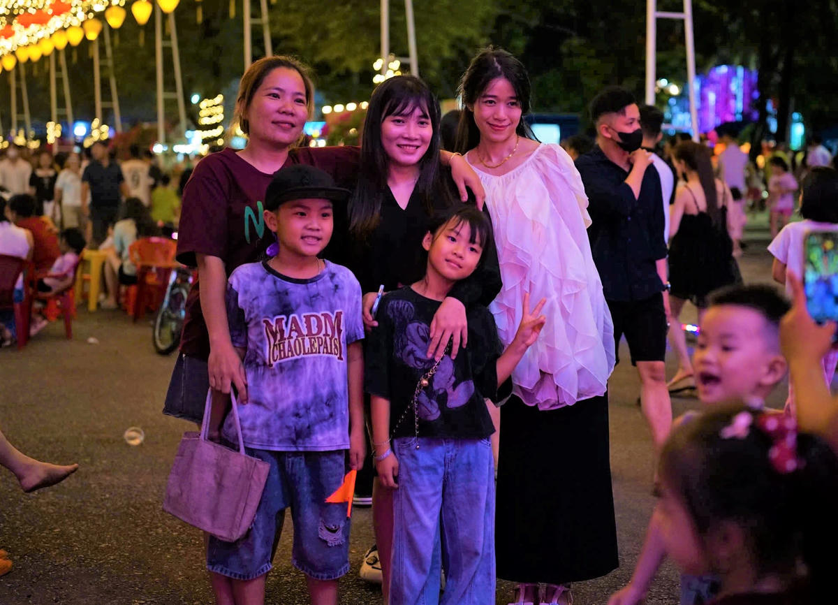 Một gia đình check in ở phố đi bộ phường Bàn Thạch. Ảnh: Tấn Thành.
