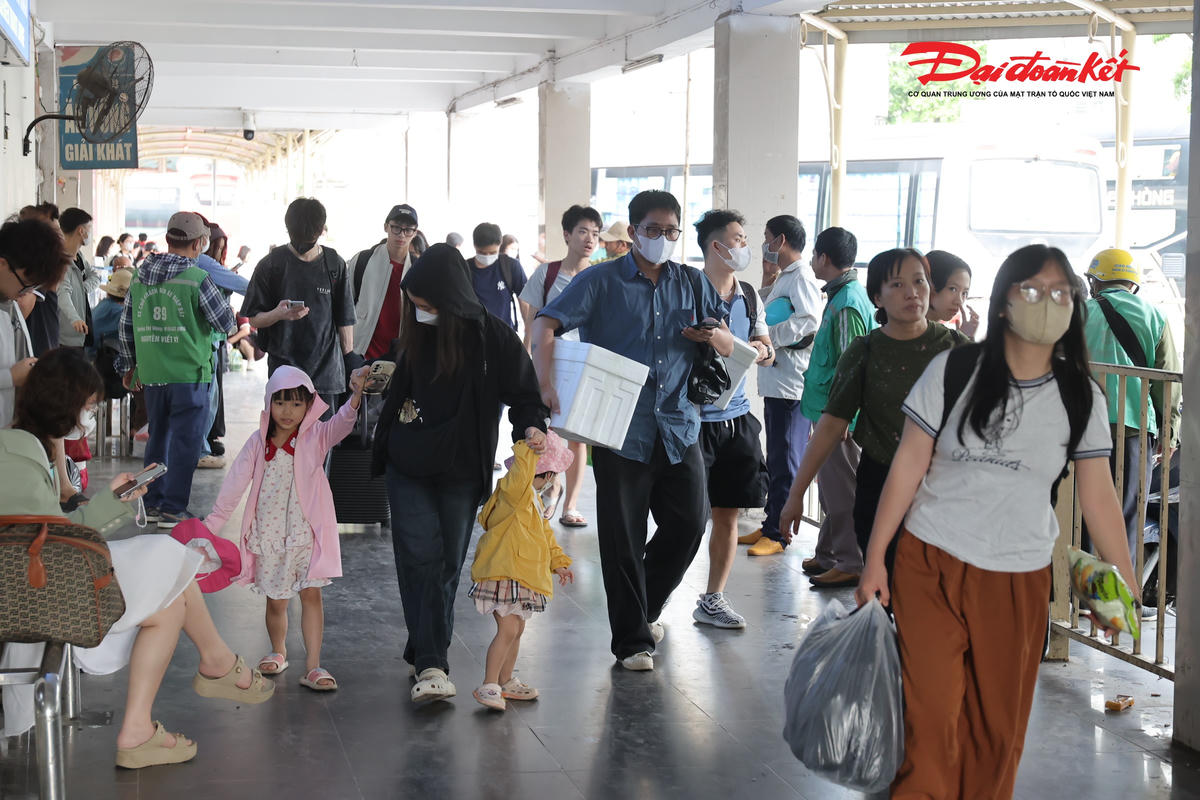 Kết thúc kỳ nghỉ 30/4, bến xe Hà Nội chật kín hành khách trở lại Thủ đô