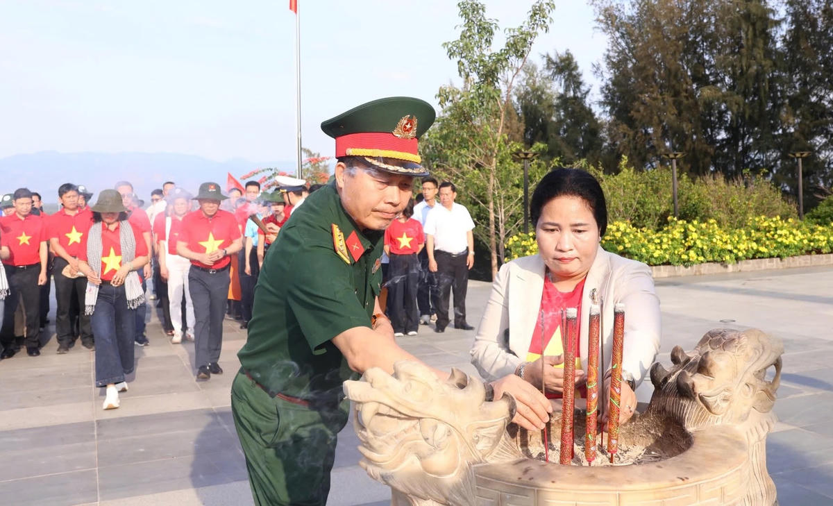 Bà Chamaléa Thị Thủy, Giám đốc Sở Dân tộc và Tôn giáo và ông Nguyễn Thanh Bình, Phó Chánh Văn phòng Bộ Tư pháp dâng hương tưởng niệm các chiến sĩ Gạc Ma.