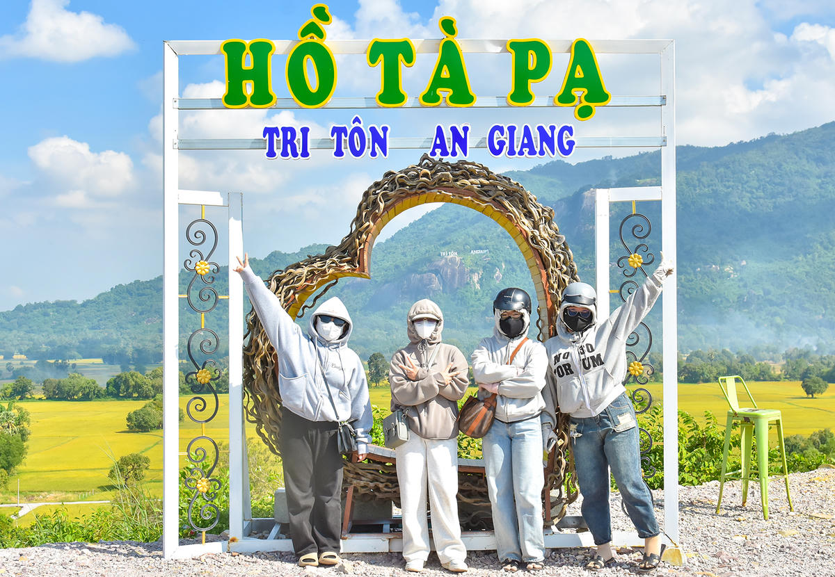 Hồ Tà Pạ - điểm đến thu hút giới trẻ. Ảnh Nguyễn Minh.