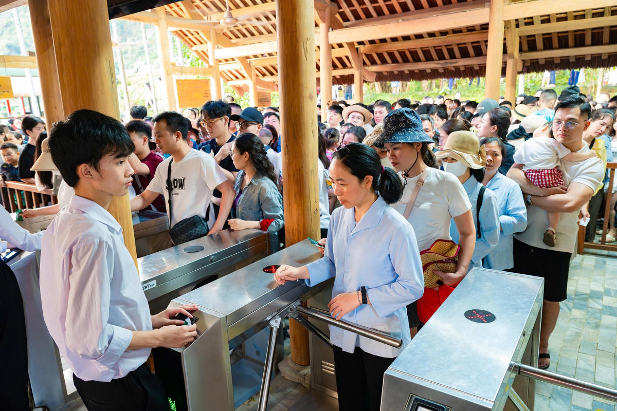 Khu du lịch Thung Nham đón gần 50.000 lượt du khách. Ảnh: Đình Minh