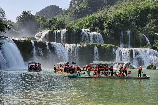 Khách du lịch đến tham quan Thác Bản Giốc. Ảnh: Báo Cao Bằng.