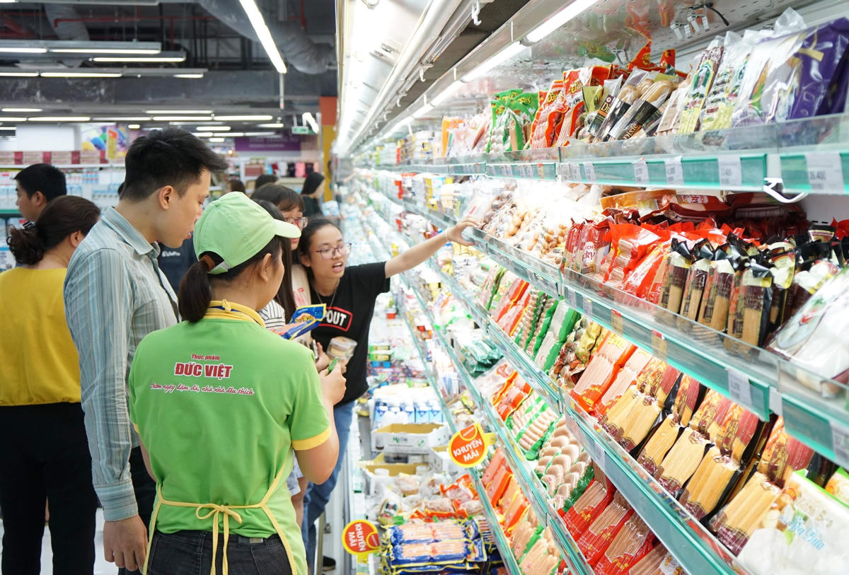 Lo ngại tăng lương cơ sở sẽ kéo theo tăng giá, giảm hiệu quả cải thiện thu nhập. Ảnh: Quang Vinh.