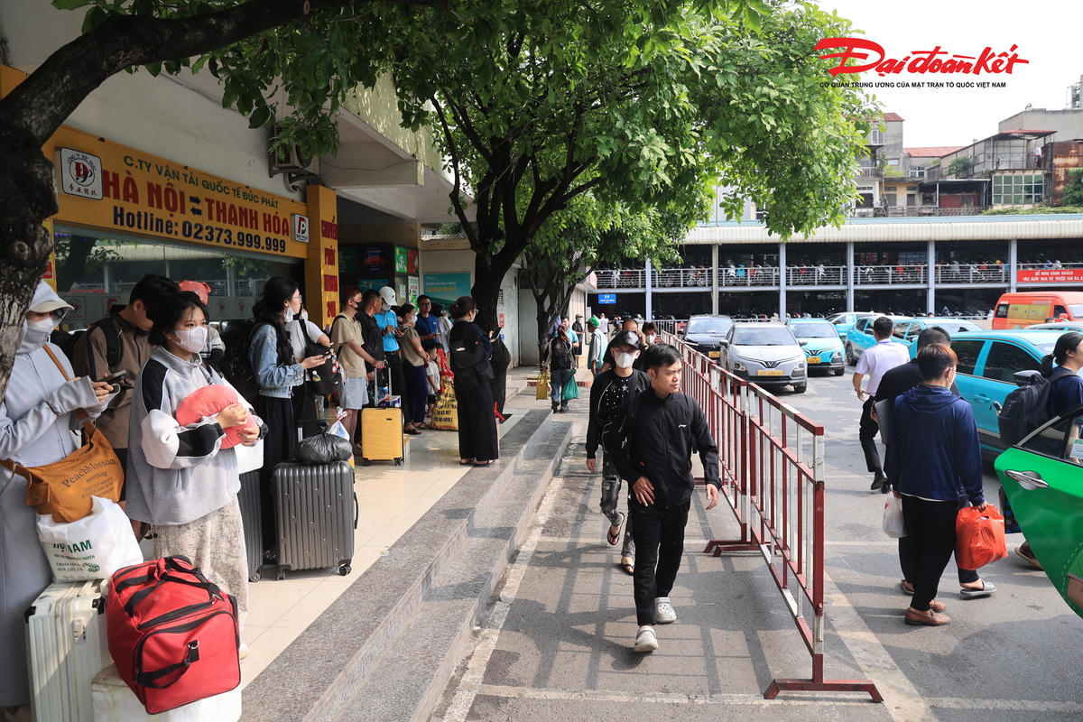 Kết thúc kỳ nghỉ 30/4, bến xe Hà Nội chật kín hành khách trở lại Thủ đô