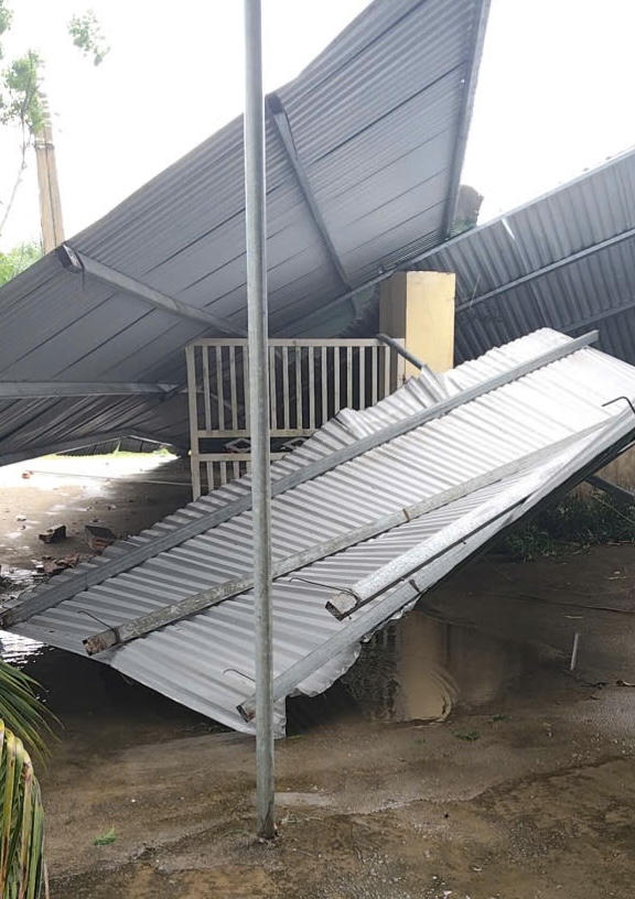 Một số nhà dân tại xã Thành Bình Thọ (huyện Anh Sơn cũ) bị bay mái tôn do giống lốc, mưa đá. Ảnh: CSCC