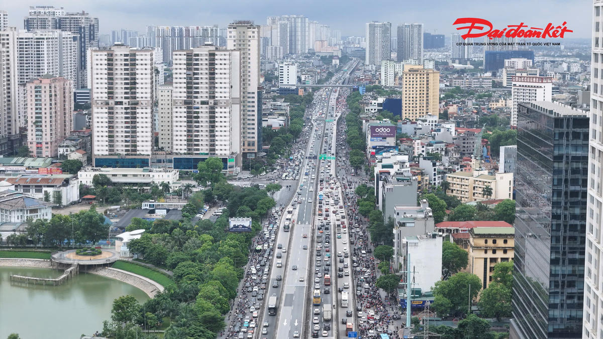 Khu vực đường Vành đai 3, phương tiện di chuyển đông đúc trong giờ cao điểm khi người dân trở lại Hà Nội sau kỳ nghỉ lễ.