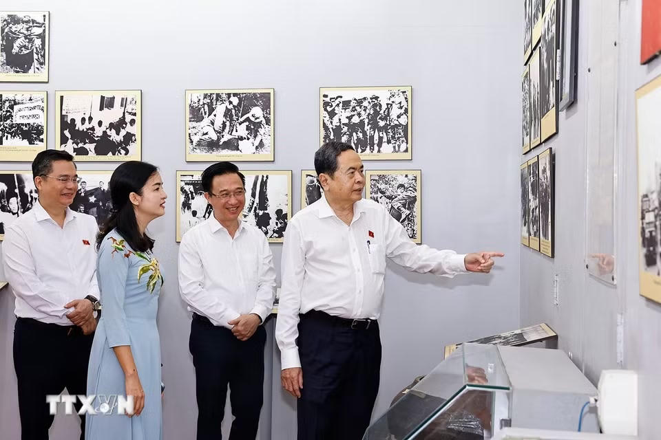 Chủ tịch Quốc hội Trần Thanh Mẫn tham quan nơi lưu niệm “Địa điểm Dinh Quận Hóc Môn - Lưu niệm sự kiện Nam Kỳ Khởi nghĩa 23/11/1940” ở xã Hóc Môn, Thành phố Hồ Chí Minh. (Ảnh: Doãn Tấn/TTXVN)