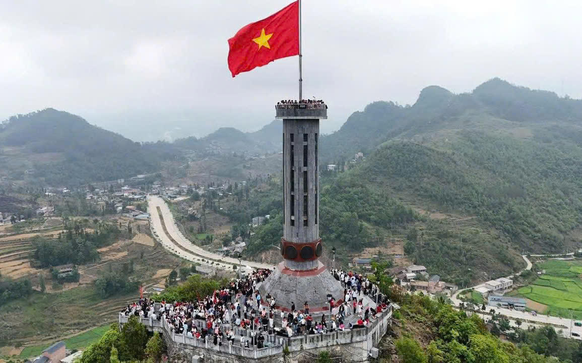 Cột cờ Quốc gia Lũng Cú là điểm đến mang tính biểu tượng, thu hút lượng lớn du khách trong và ngoài nước. Ảnh: N.Q.