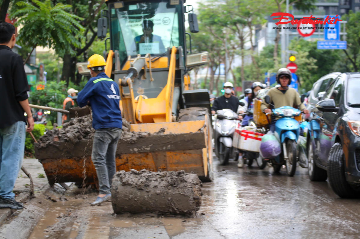 Hà Nội: Xử lý xe tải làm rơi vãi bùn đất trên đường Láng Hạ