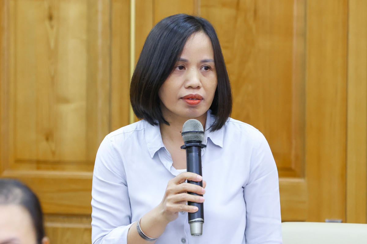 Nhà báo Tú Uyên - Báo Đại đoàn kết trao đổi ý kiến tại buổi họp báo. Ảnh: Quang Vinh.