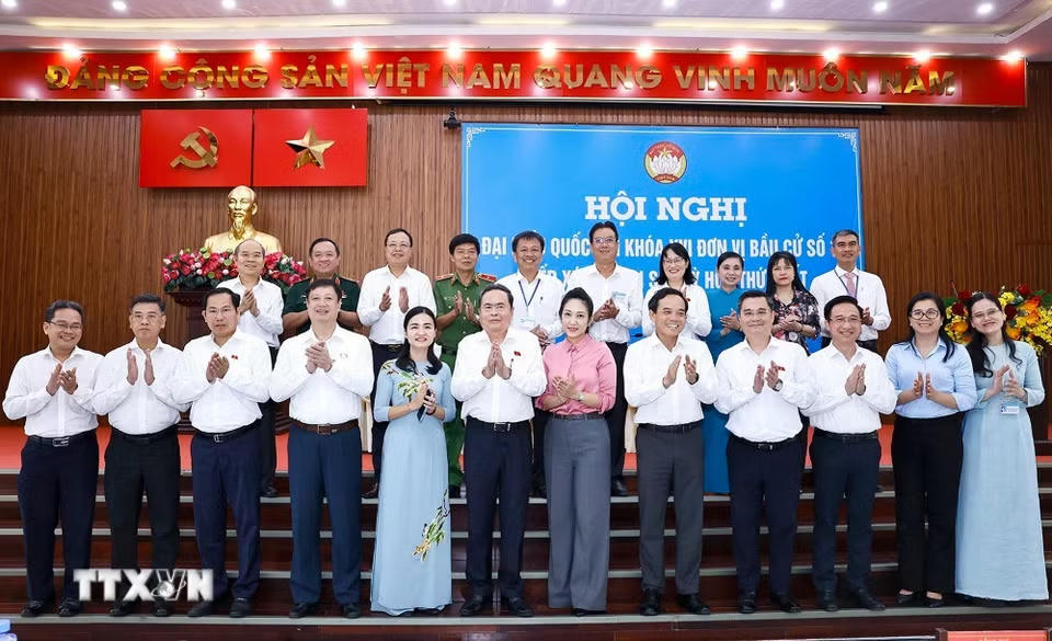 Chủ tịch Quốc hội Trần Thanh Mẫn với đại biểu. (Ảnh: Doãn Tấn/TTXVN)