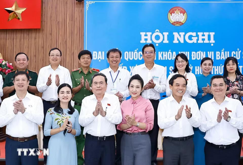 Chủ tịch Quốc hội Trần Thanh Mẫn với đại biểu. (Ảnh: Doãn Tấn/TTXVN)
