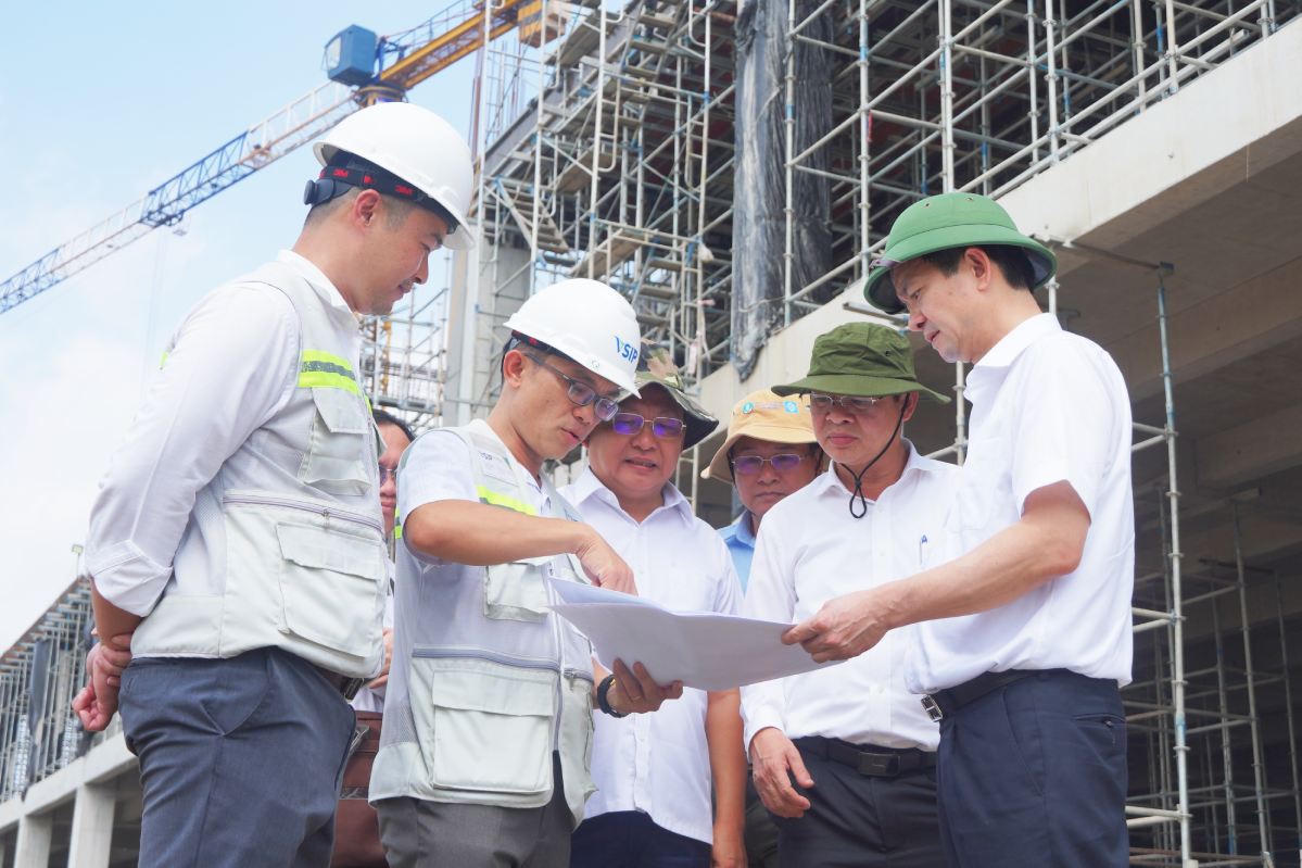 Lãnh đạo Đảng ủy, UBND TP Cần Thơ kiểm tra tiến độ KCN VSIP Cần Thơ. Ảnh: Tạ Quang