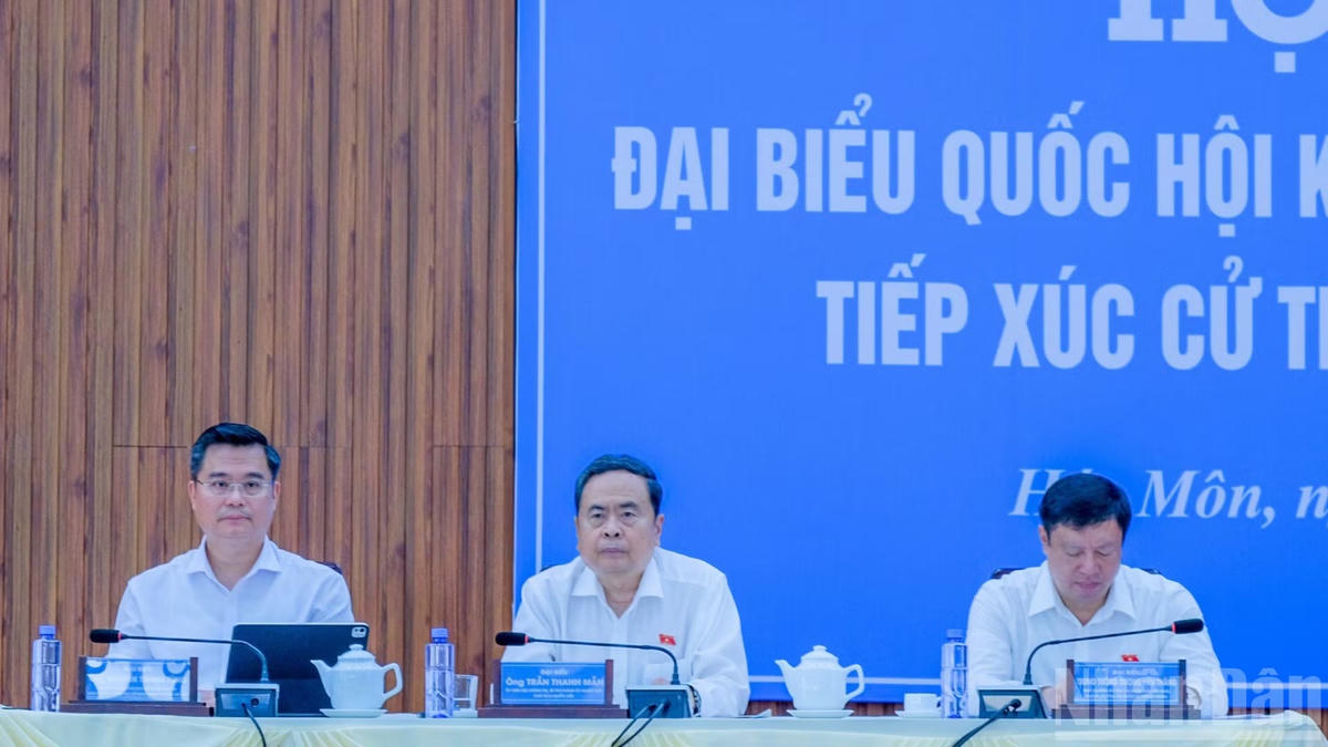 Chủ tịch Quốc hội Trần Thanh Mẫn và các thành viên Tổ đại biểu Quốc hội số 12 tiếp xúc cử tri.