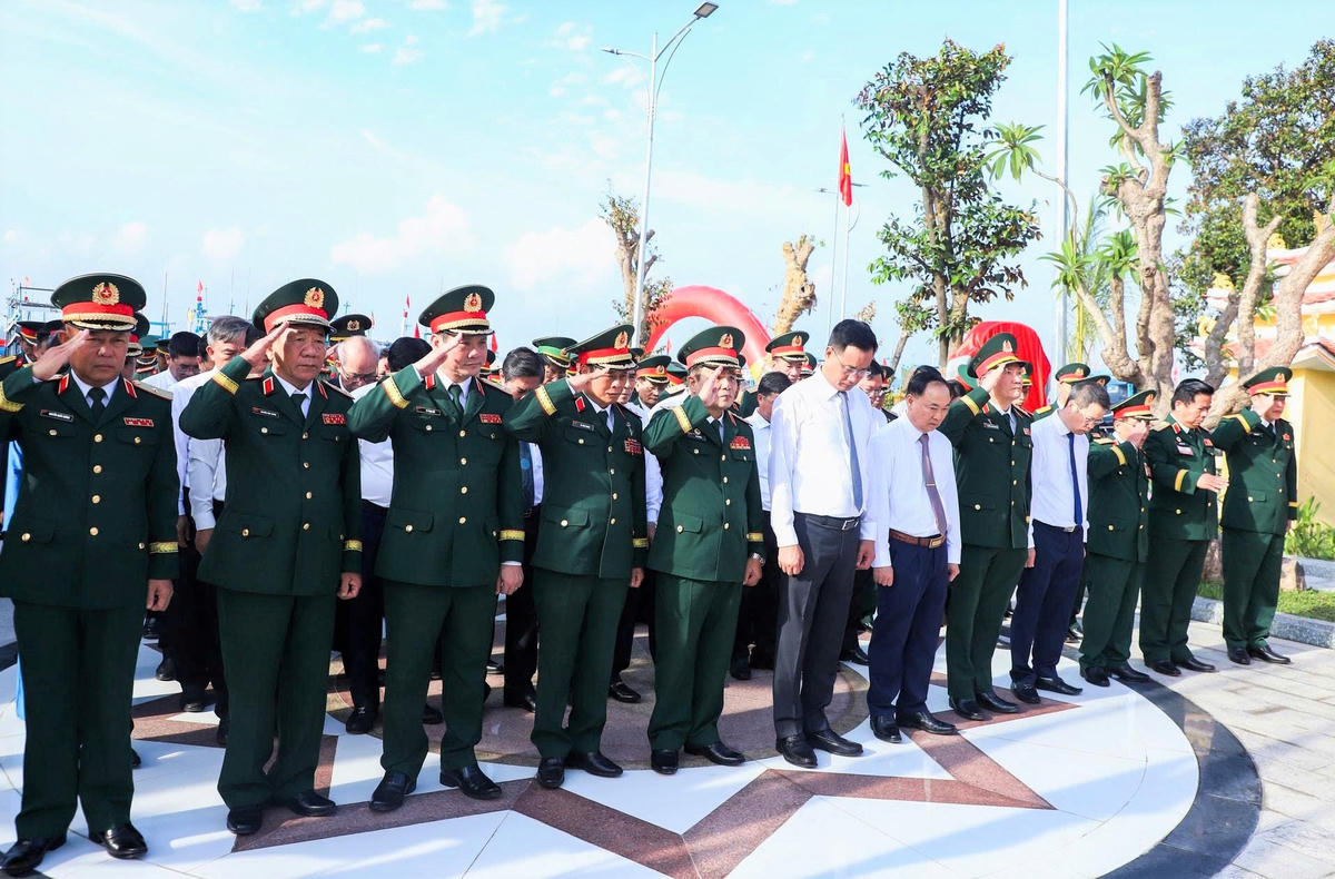 Đại biểu&nbsp;dâng hoa, dâng hương tưởng niệm anh linh các bậc tiền bối cách mạng, các đội viên Đội du kích Vũ Hùng. Ảnh: Tấn Thành.