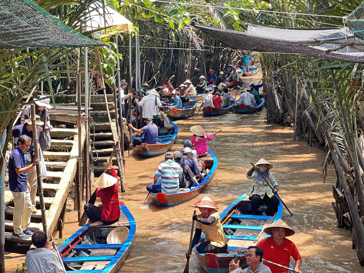 Du khách trải nghiệm đi xuồng tại cù lao Thới Sơn. (Ảnh: Trung Ngãi).