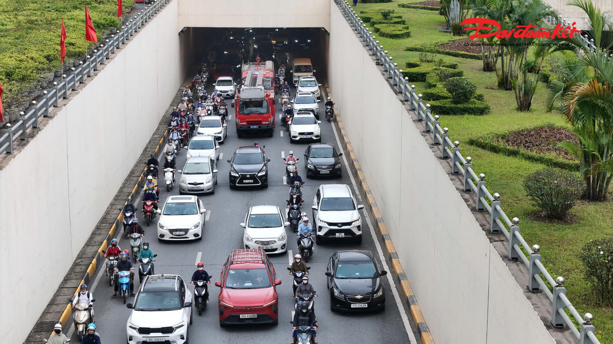 Hầm chui Trung Hòa đông đúc phương tiện di chuyển theo hướng vào nội đô.