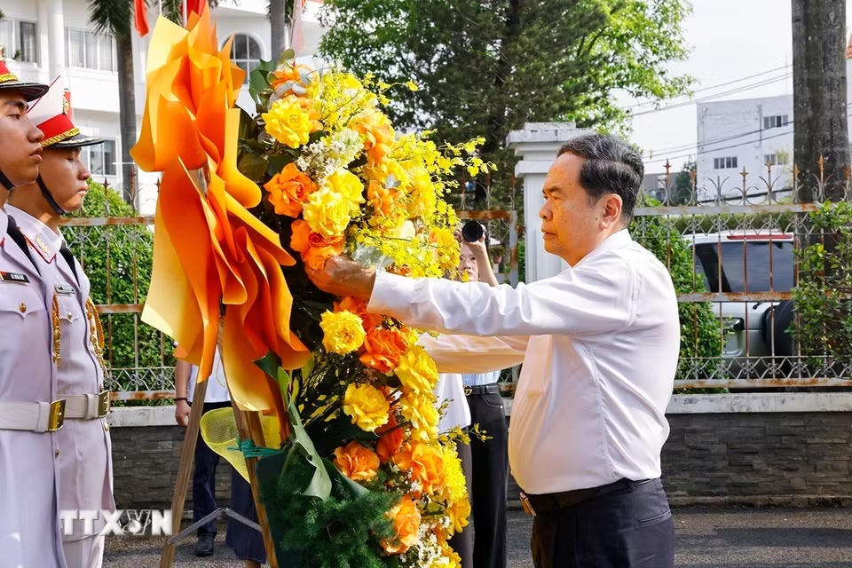 Chủ tịch Quốc hội Trần Thanh Mẫn dâng hương, dâng hoa tưởng niệm Chủ tịch Hồ Chí Minh, các Anh hùng liệt sỹ tại nơi lưu niệm sự kiện Nam Kỳ Khởi nghĩa. (Ảnh: Doãn Tấn/ TTXVN)