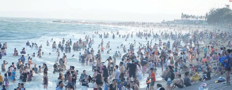 Lượng du khách tăng cao tại các bãi biển Phan Thiết và Mũi Né trong dịp lễ 30/4 – 1/5. 