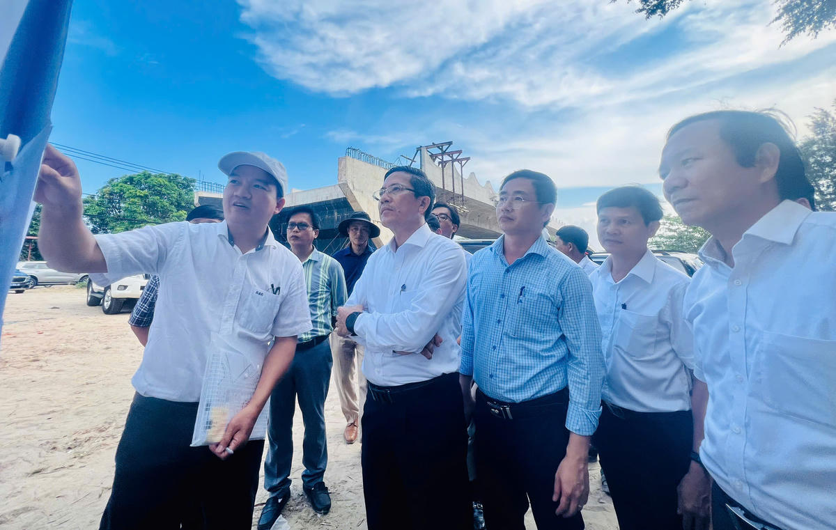 Lãnh đạo TP Đà Nẵng kiểm tra tại dự án tại cầu Nghĩa Tự. Ảnh: Tấn Thành.