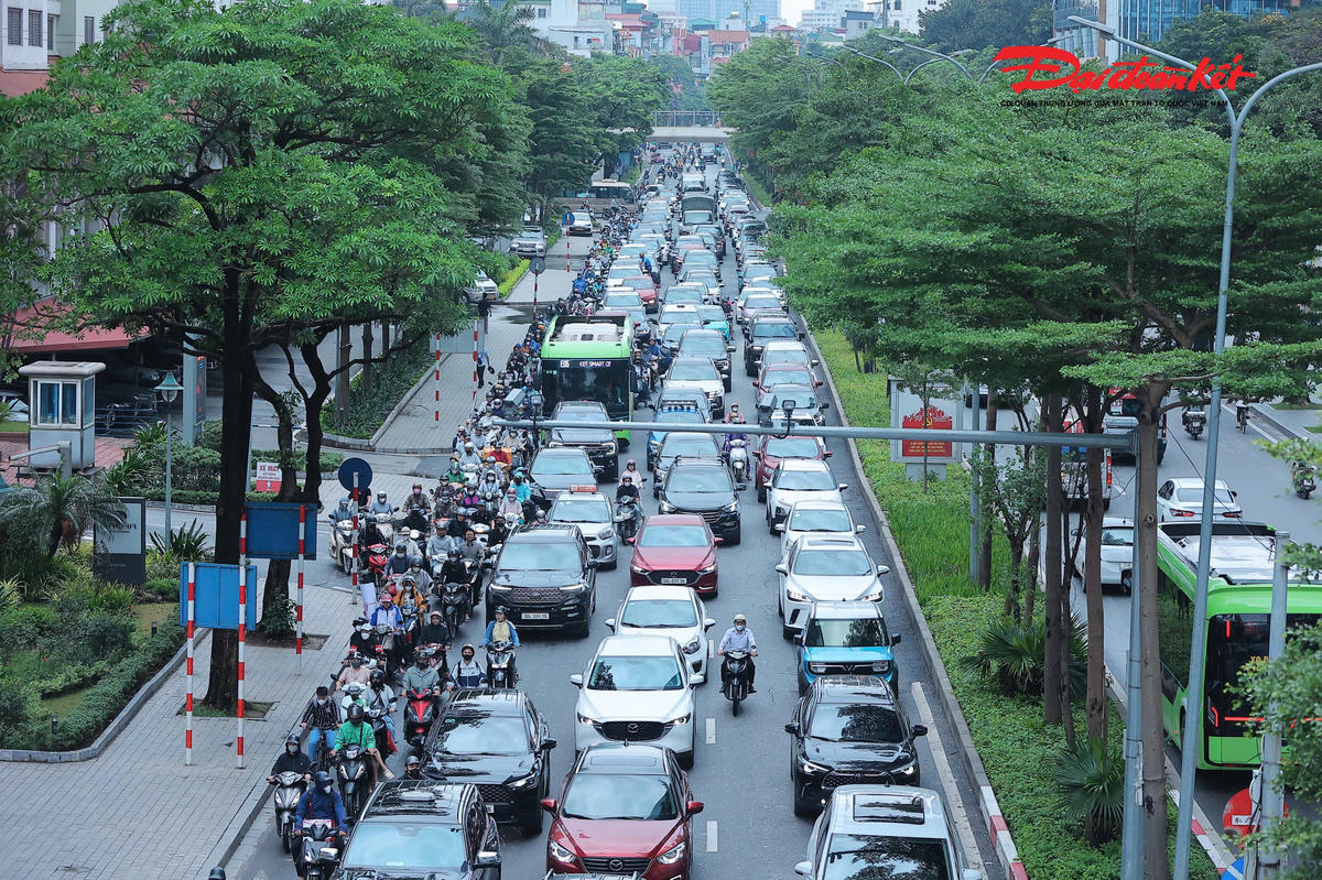 Tại đường Đào Tấn, hướng đi chuyển vào nội đô xảy ra ùn ứ.
