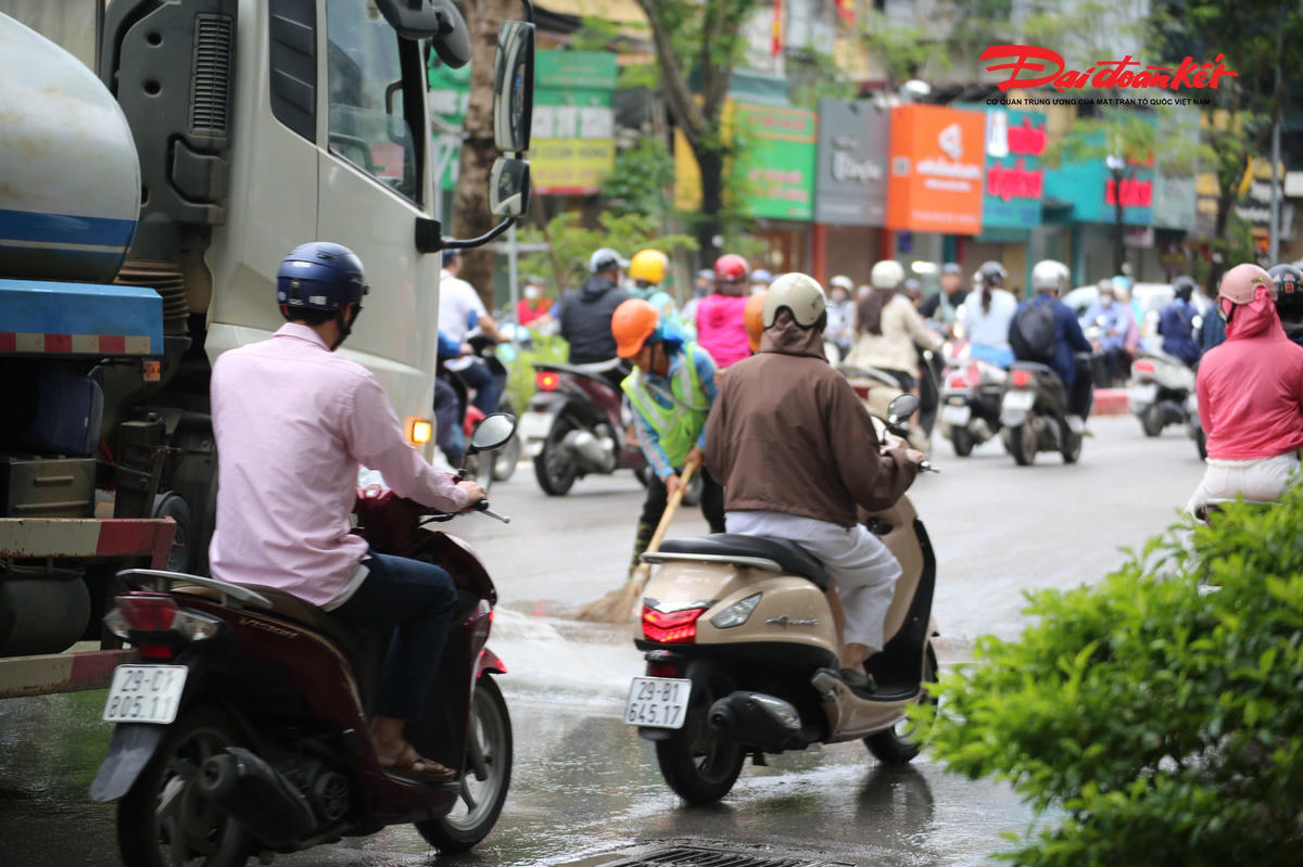 Phòng CSGT khuyến cáo các tổ chức, cá nhân khi vận chuyển vật liệu cần chấp hành nghiêm quy định về che chắn, không để rơi vãi ra đường; thường xuyên kiểm tra tình trạng kỹ thuật của phương tiện trước khi tham gia giao thông nhằm bảo đảm an toàn và tránh gây ảnh hưởng đến môi trường, mỹ quan đô thị.