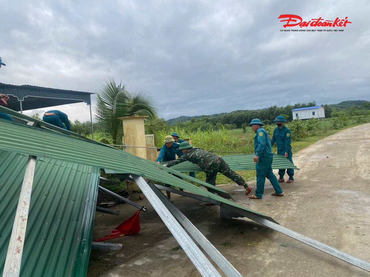 &nbsp;Mái tôn một nhà dân ở xã Thành Thị Thọ bị giông lốc thổi bay.
