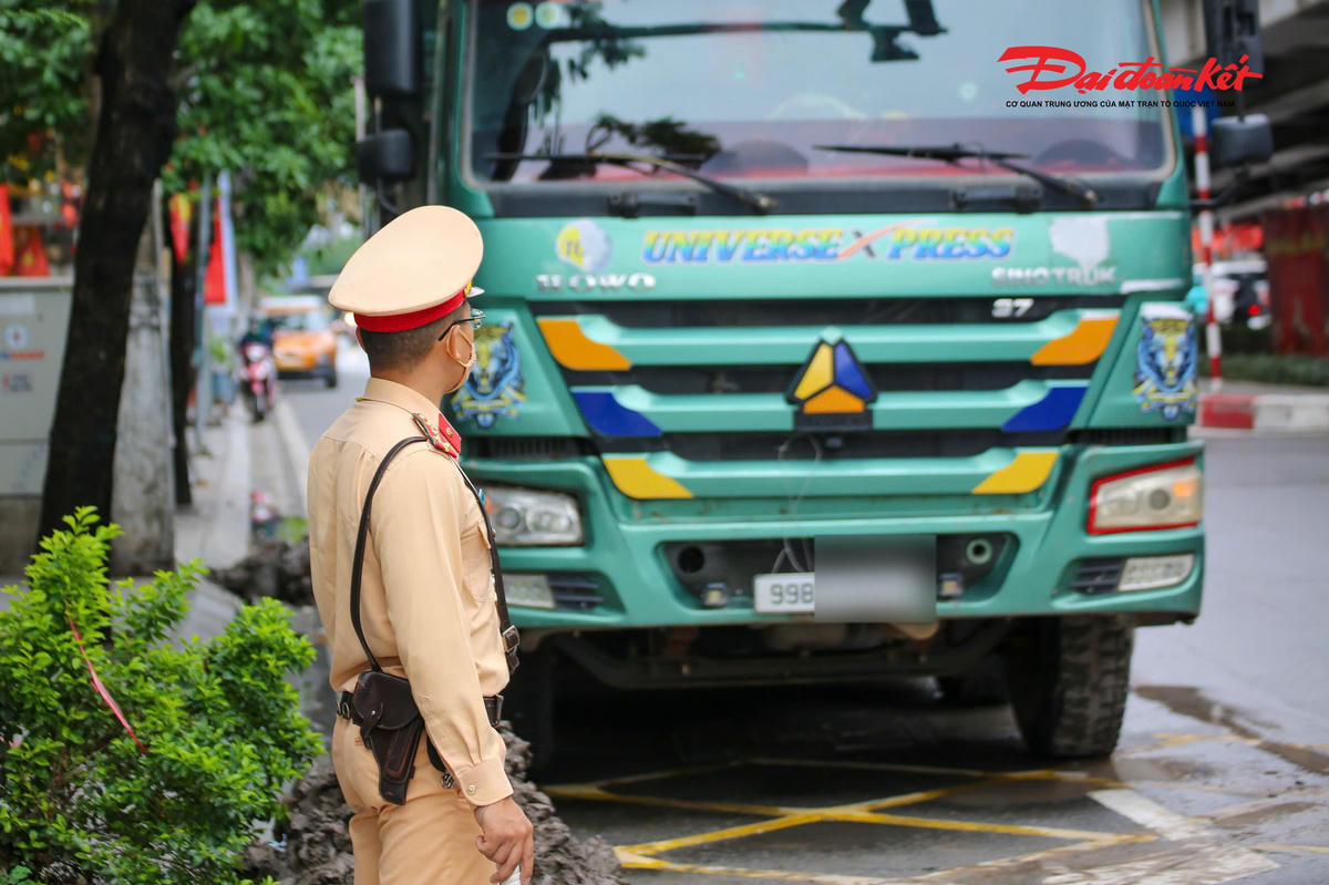 Hà Nội: Xử lý xe tải làm rơi vãi bùn đất trên đường Láng Hạ