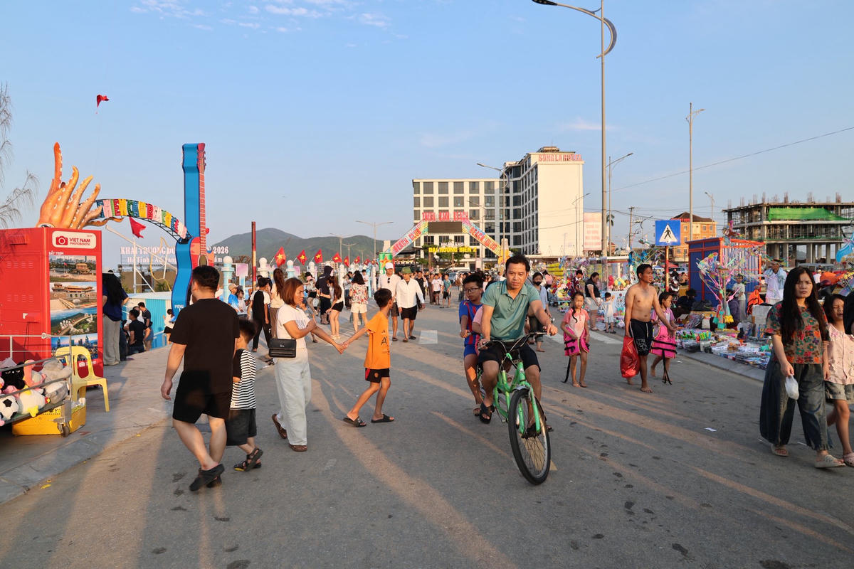 Rất đông du khách tìm đến Khu du lịch Thiên Cầm để nghỉ dưỡng. Ảnh: NL.