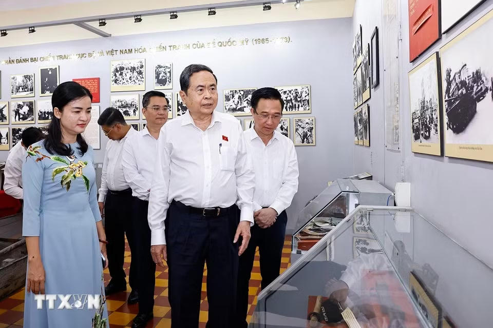 Chủ tịch Quốc hội Trần Thanh Mẫn tham quan nơi lưu niệm “Địa điểm Dinh Quận Hóc Môn - Lưu niệm sự kiện Nam Kỳ Khởi nghĩa 23/11/1940” ở xã Hóc Môn, Thành phố Hồ Chí Minh. (Ảnh: Doãn Tấn/TTXVN)
