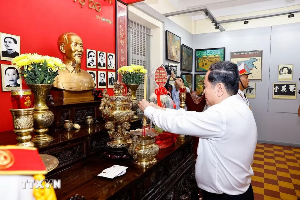 Chủ tịch Quốc hội Trần Thanh Mẫn dâng hương tưởng niệm Chủ tịch Hồ Chí Minh, các Anh hùng liệt sỹ tại nơi lưu niệm sự kiện Nam Kỳ Khởi nghĩa. (Ảnh: Doãn Tấn/TTXVN)