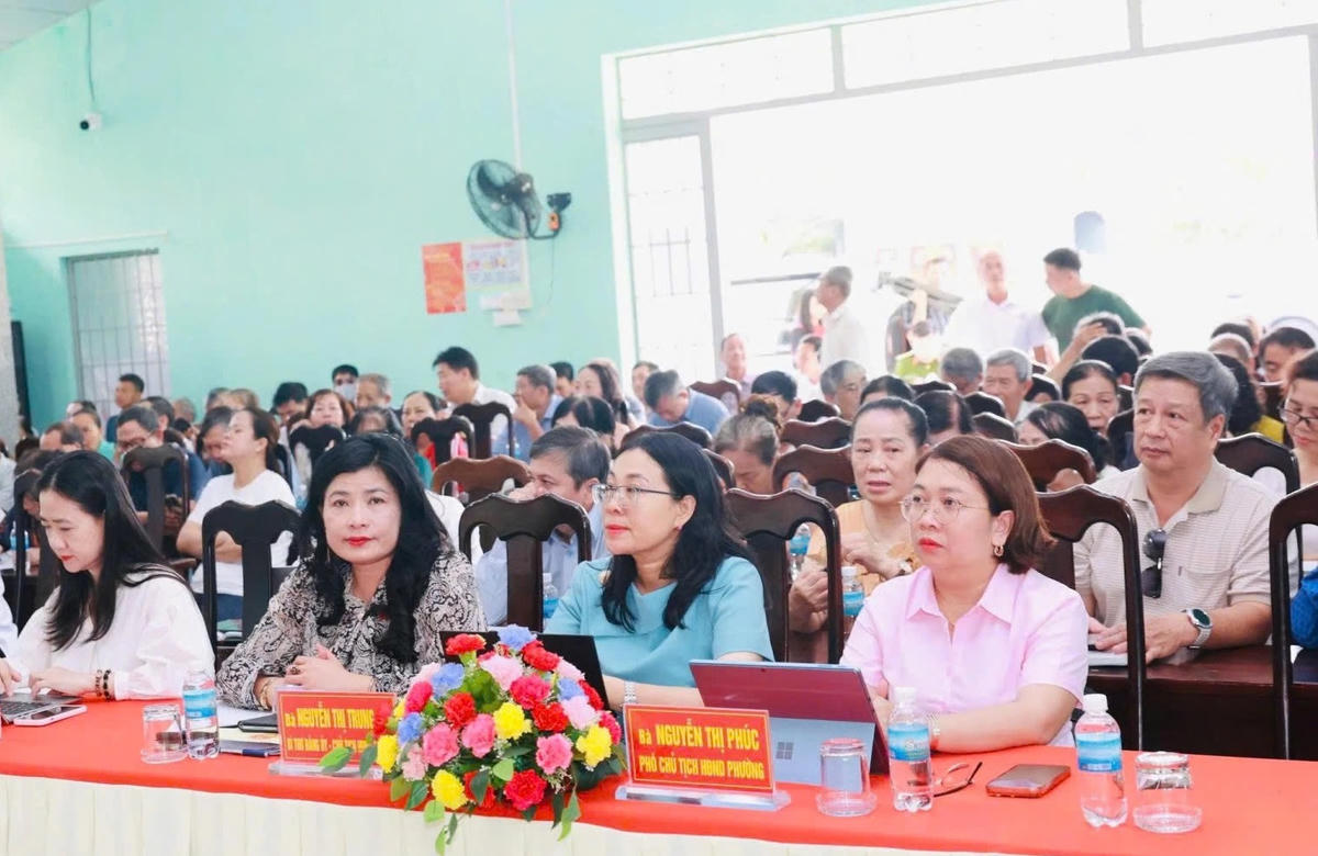 Các đại biểu và cử tri phường Bắc Nha Trang tham dự buổi tiếp xúc cử tri.