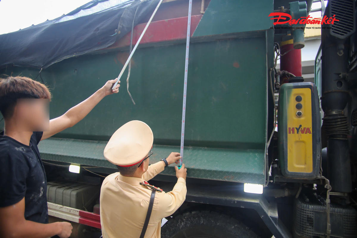 Đội CSGT đường bộ số 3 xác định, phương tiện dù có che chắn nhưng vẫn để vật liệu rơi vãi ra đường; đồng thời qua kiểm tra cho thấy kích thước thùng xe không đúng với thông số kỹ thuật ghi trong Giấy chứng nhận kiểm định an toàn kỹ thuật và bảo vệ môi trường.