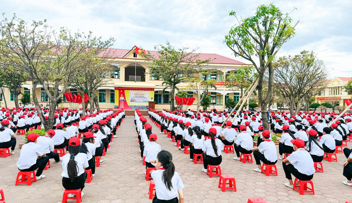 Học sinh Trường THCS Kỳ Ninh tham dự chương trình tập trung, lắng nghe những chia sẻ, động viên trước kỳ thi quan trọng.