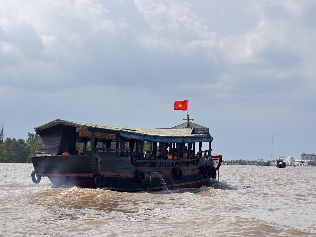Tàu du lịch phục vụ đưa đón khách du lịch tại Đồng Tháp. (Ảnh: Trung Ngãi).