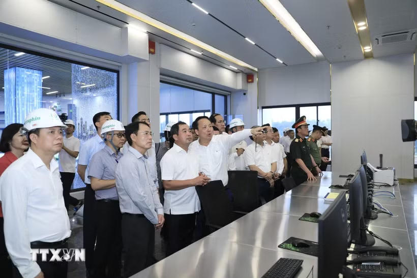 Bí thư Thành ủy Hà Nội Trần Đức Thắng kiểm tra Nhà máy điện rác Seraphin - Khu xử lý chất thải rắn Xuân Sơn. (Ảnh: Văn Điệp/TTXVN).
