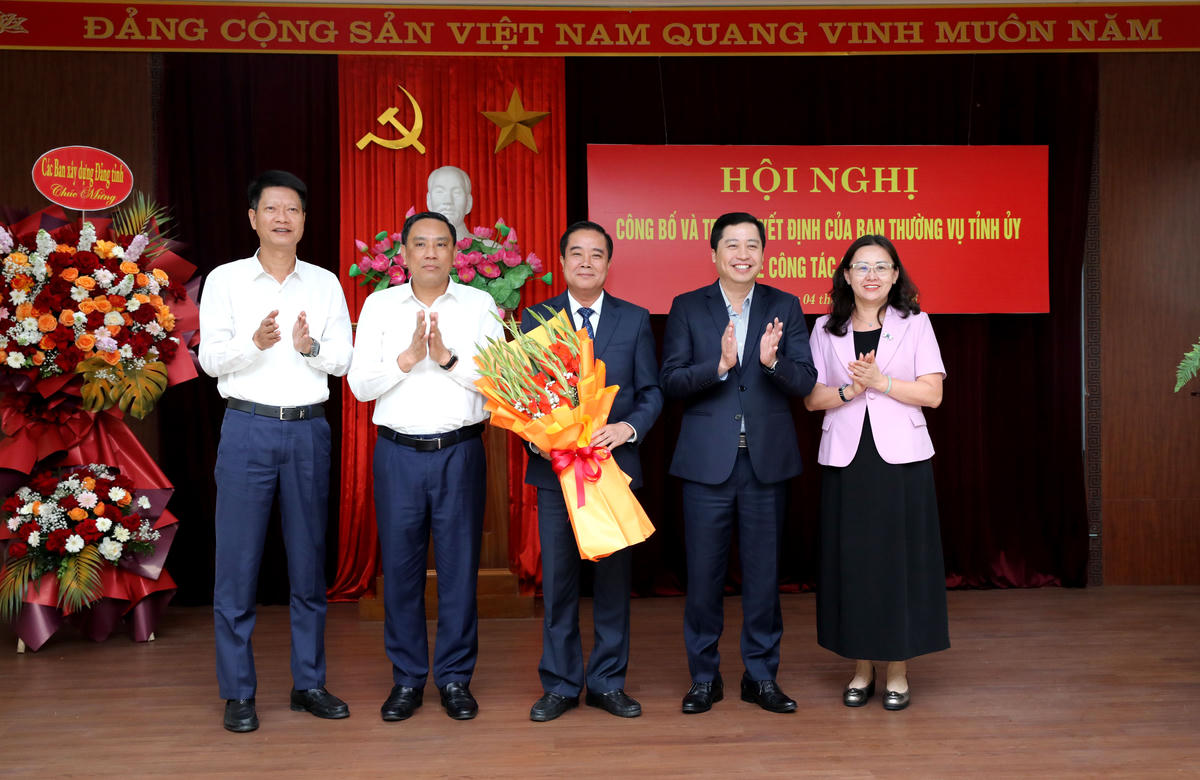 Thường trực Tỉnh ủy Lào Cai tặng hoa chúc mừng ông Phan Đăng Toàn. Ảnh: laocai.gov.vn.
