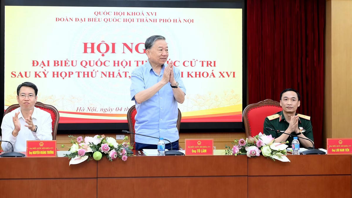 Tổng Bí thư, Chủ tịch nước Tô Lâm và các đại biểu Quốc hội tiếp xúc cử tri các phường thuộc đơn vị bầu cử số 1, thành phố Hà Nội, sau Kỳ họp thứ nhất, Quốc hội khóa XVI. (Ảnh: ĐĂNG KHOA)
